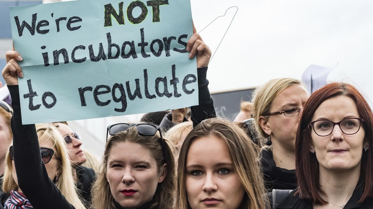 Ministerstvo bere zpět Blatného slova o vězení pro lékaře provádějící potraty Polkám